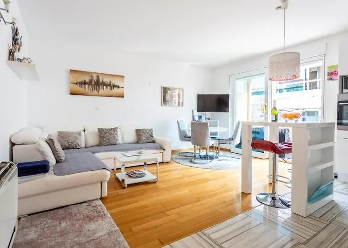 By The Sea - 25041 * Split