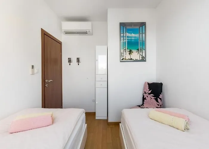 By The Sea - 25041 * Split